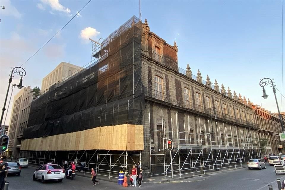 El Palacio de los Condes de San Mateo de Valparaíso se ubica en la esquina de las calles Venustiano Carranza e Isabel la Católica, en el Centro Histórico.