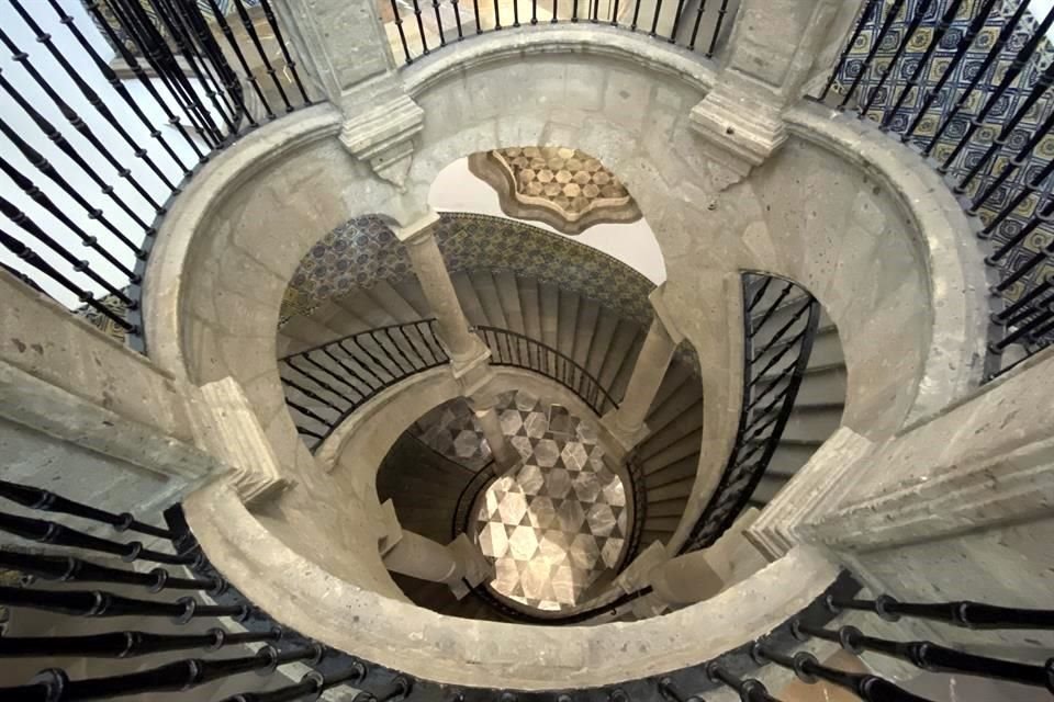 La leyenda dice que cuando los Condes de San Mateo de Valparaíso reñían, la pareja usaba la escalera helicoidal doble, cada uno de un lado, para no encontrarse.