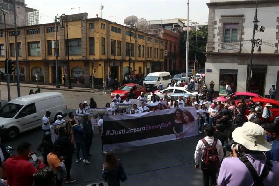 Los padres de Sofía y Esme, las jóvenes que murieron al caer en una coladera sin tapa, exigieron justicia desde el estrado del Congreso.