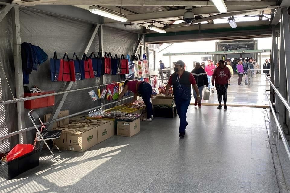 Comerciantes informales se instalan frente a policías en la Línea B del Metro, aunque Guillermo Calderón aseguró que ya no hay ambulantes.