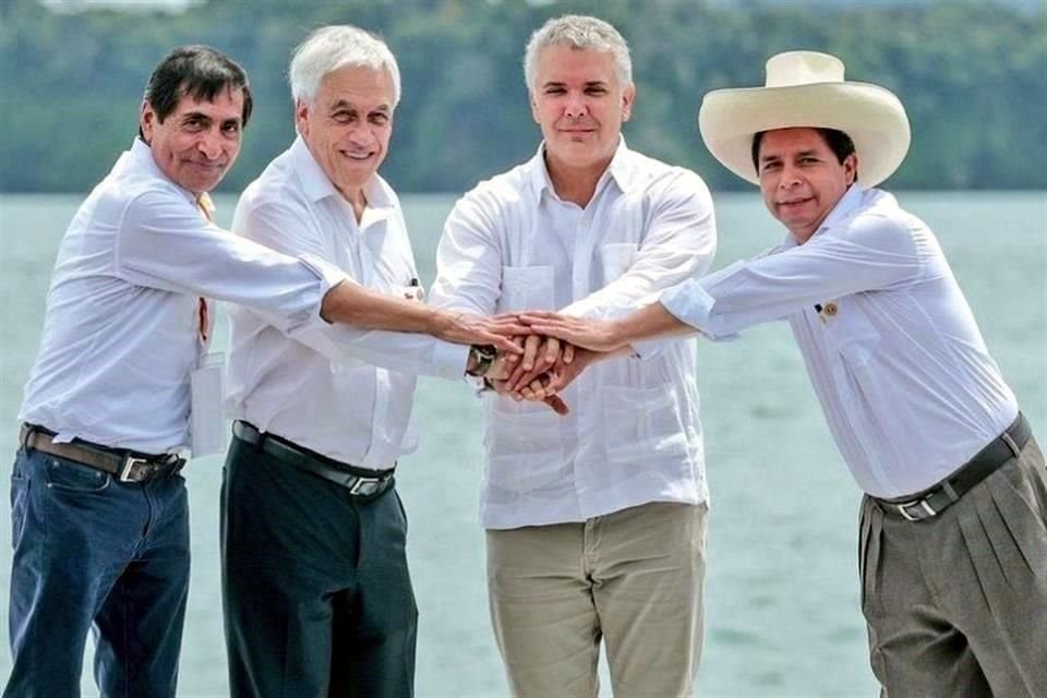 El Secretario de Hacienda, Rogelio Ramírez de la O (izquierda), representó a AMLO al asumir la presidencia de la Alianza del Pacífico. Lo acompañaron Sebastián Piñera, Iván Duque y Pedro Castillo.