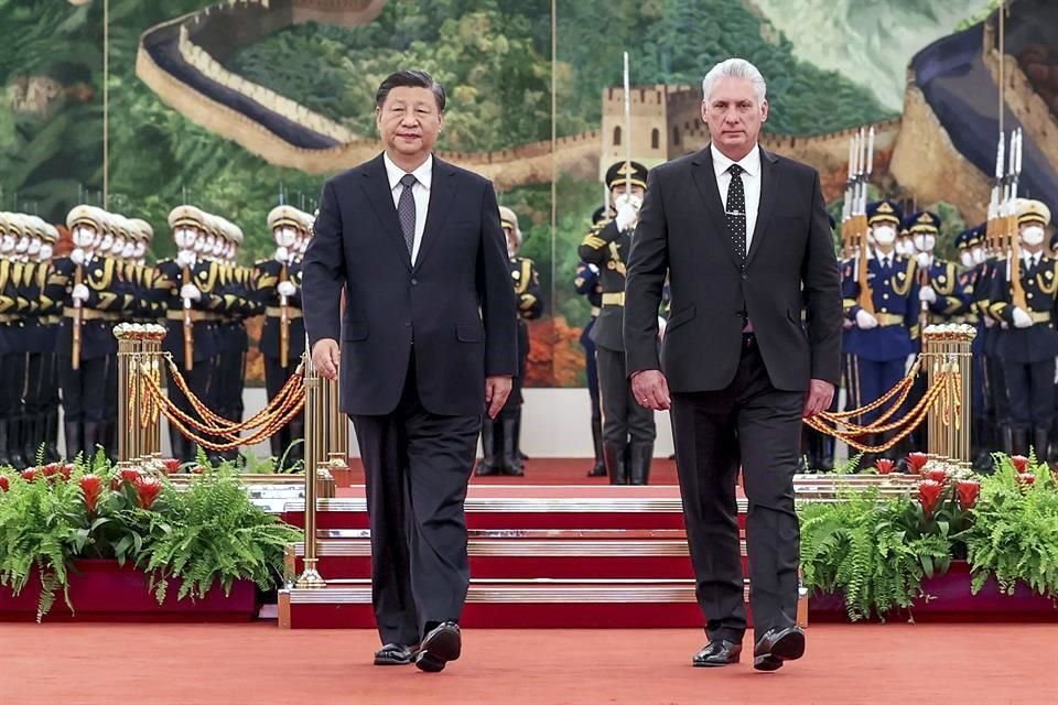 El Presidente de China, Xi Jinping, y su homólogo cubano, Miguel Díaz-Canel, caminan durante una ceremonia de bienvenida en el Gran Palacio del Pueblo, en Beijing.