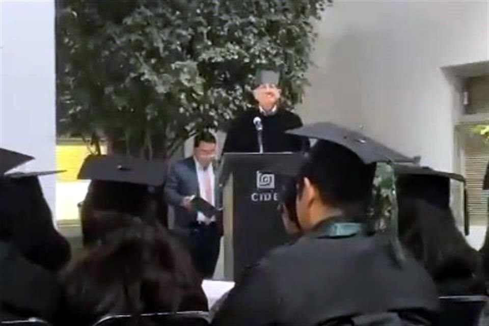 Alumnos del CIDE, protestaron contra el director Jorge Romero Tellaeche cuado tomó la palabra en la ceremonia de graduación.