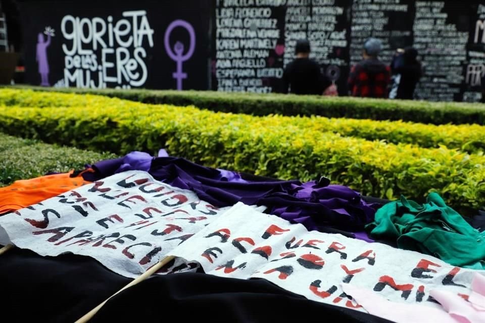 Colectivas se reúnen en la Glorieta de las Mujeres que luchan la tarde de este viernes por las actividades del 25N.