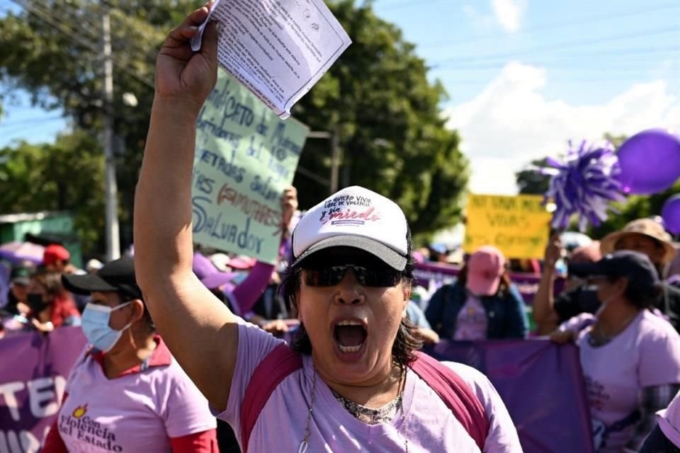 Una mujer participa en una manifestación para exigir justicia para las víctimas de feminicidio en San Salvador.