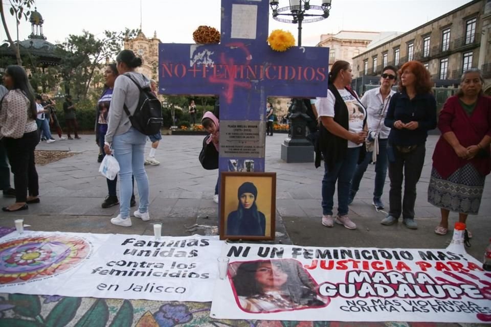 Familiares de mujeres víctimas de feminicidio se manifiestan en la 'Antimonumenta' de Jalisco con motivo del 25N, Día Internacional contra la Violencia a las Mujeres.