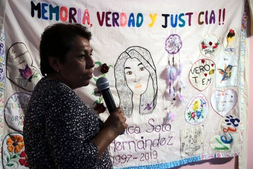 Madres de mujeres desaparecidas compartieron su testimonio durante la  inauguración de la exposición 'Hilando memoria, tejiendo justicia'.