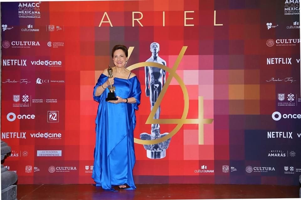 Diana Bracho, quien recibió este año el Ariel de Oro, dice que es una vergüenza la falta de apoyos estatales al cine.