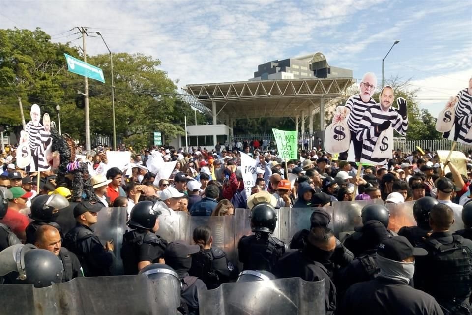 En el marco de la inauguración de la FIL, Movimiento Ciudadano realiza una marcha por una 'FIL libre de Raúl Padilla', según dijo Manuel Romo, dirigente estatal del partido.