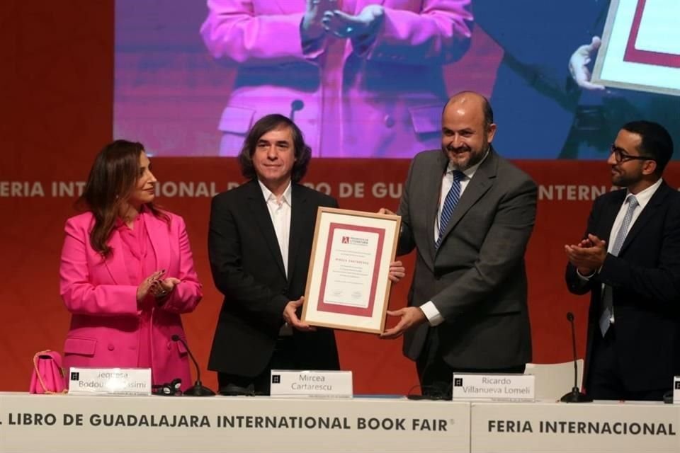 Marcie Cartarescu se convirtió en el segundo autor rumano en recibir el Premio FIL de Literatura en Lenguas Romances, en la edición 2022 de la feria de los libros.