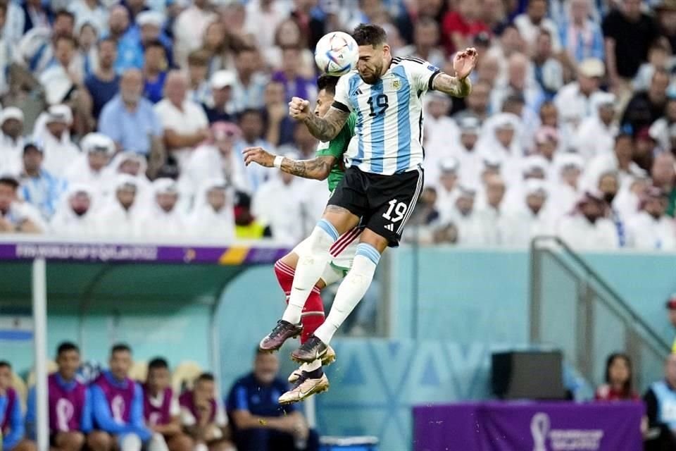 Vega y Nicolás Otamendi disputando el balón por los aires.