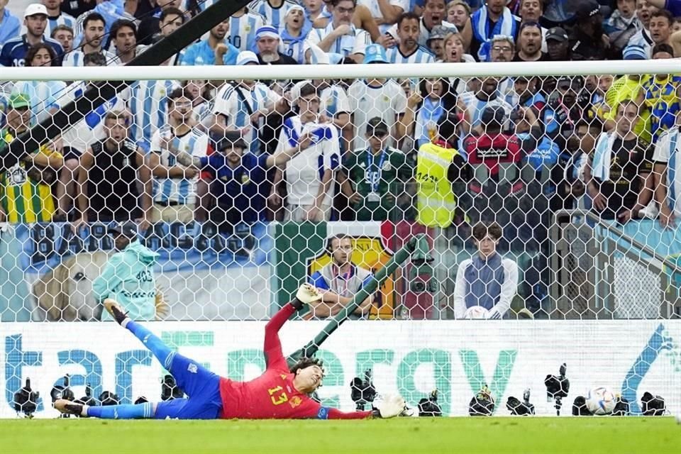 Guillermo Ochoa se estiró, pero no logró llegar para sacar el remate de Lionel Messi.