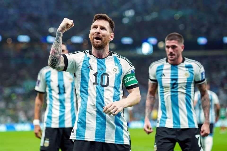 Tras terminar con los abrazos de sus compañeros, Messi volteó con los aficionados y hasta les dedicó besos.