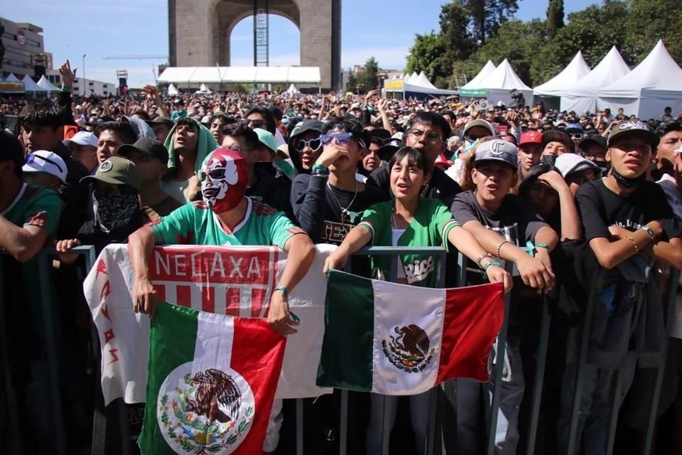 Los presentes en el Fan Fest pasaron de la fiesta a la tristeza.