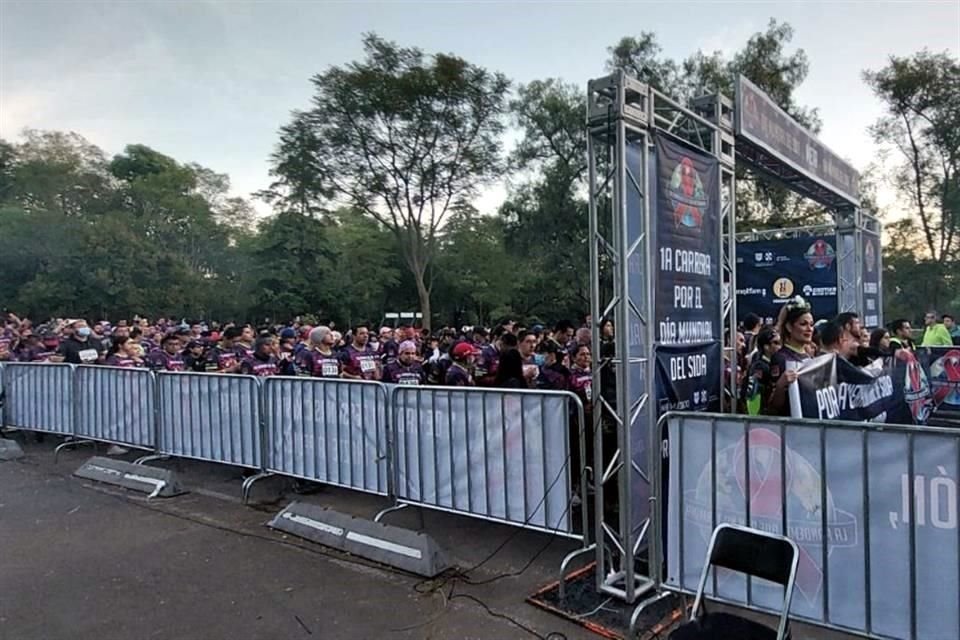 Personas que viven con VIH, familias y grupos de amigos acudieron ayer a la Primera Carrera por el Día Mundial del Sida, organizada por AHF.