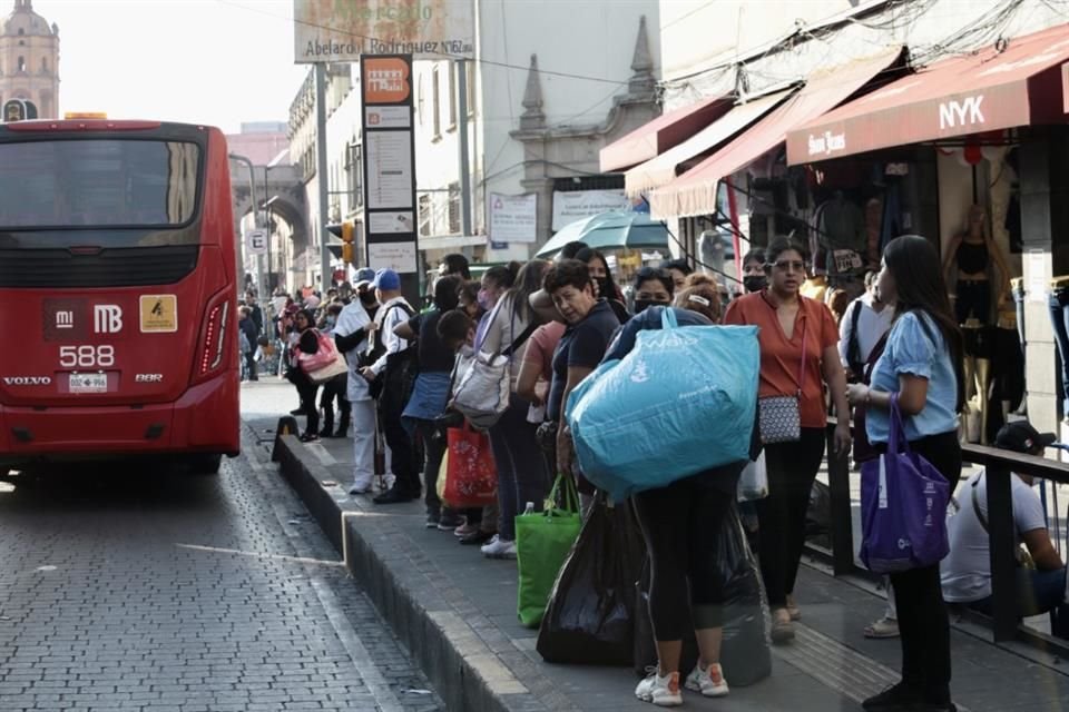 Usuarios esperan hasta 30 minutos para abordar.