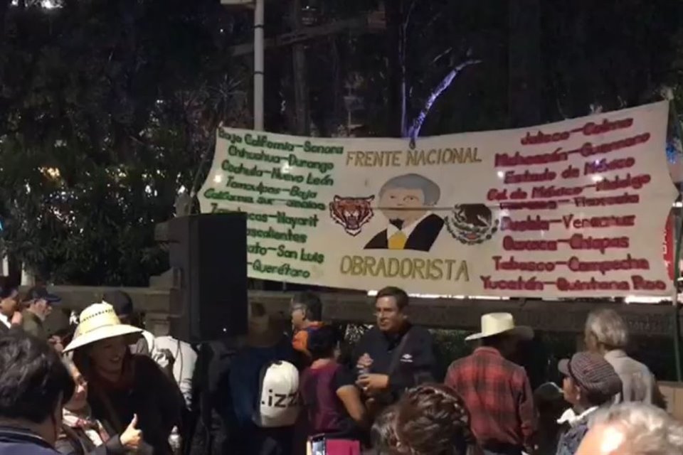 A horas de la contramarcha de AMLO, unos 70 simpatizantes del Frente Nacional Obradoristas 'madrugaron' a morenistas y acarreados.
