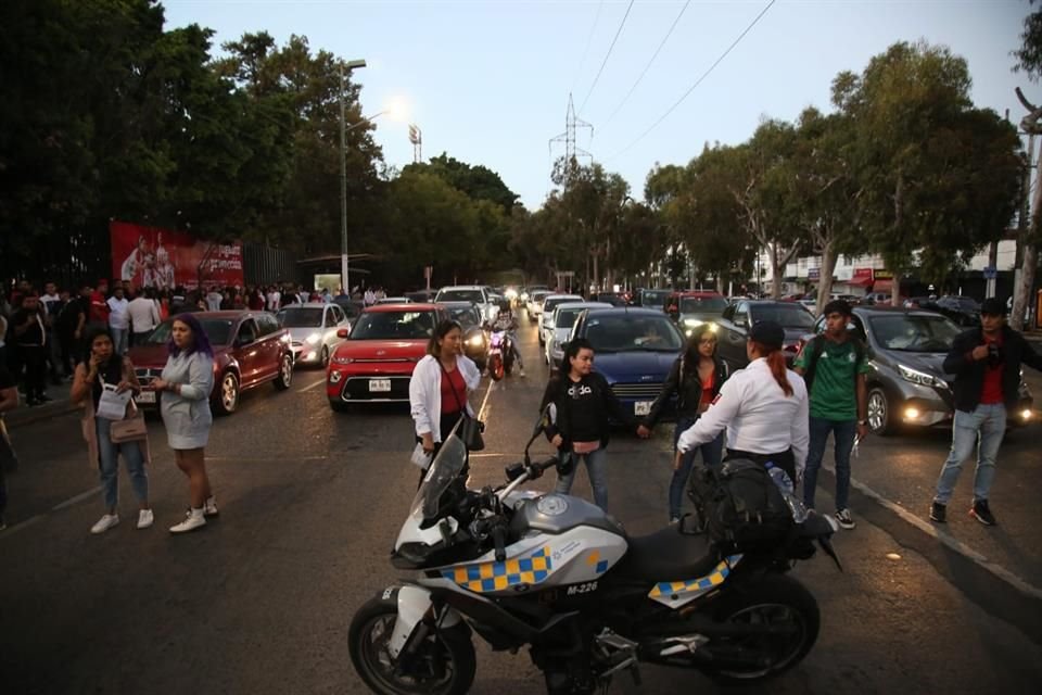 Unas 12 personas bloquearon la circulación de coches de Avenida Patria, casi a la altura de Pablo Neruda, a manera de manifestación.