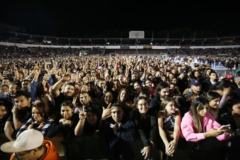 Alrededor de 22 mil 500 personas, de acuerdo con organizadores, 'perrearon' sin descanso al ritmo de los éxitos.