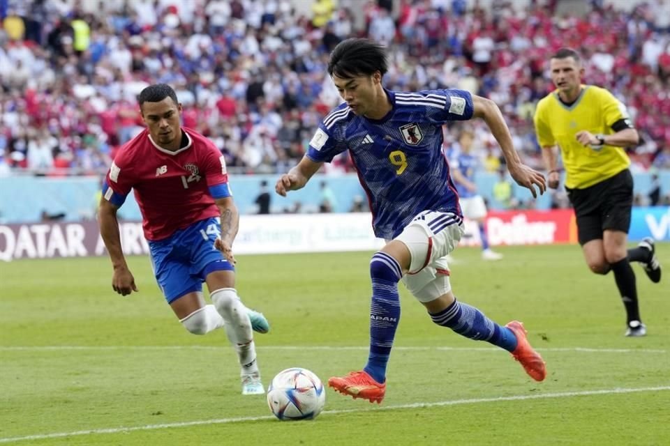 Kaoru Mitoma conduce el balón, durante el encuentro ante Costa Rica.