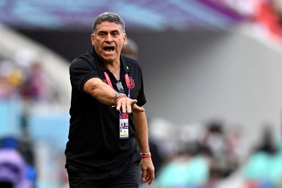 El entrenador de Costa Rica, Luis Fernando Suárez, da instrucciones durante el partido.