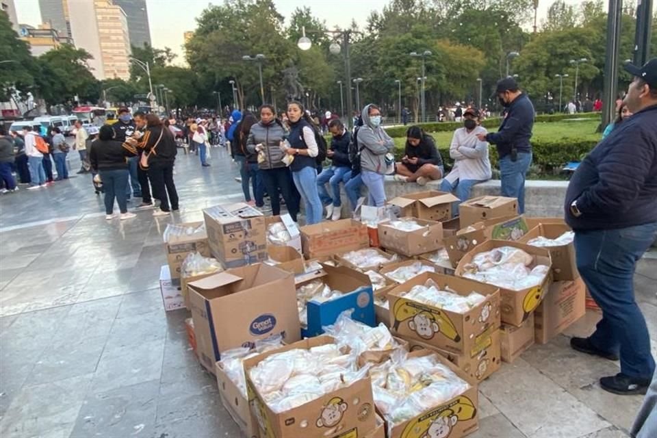 Personas se conglomeraron en frente de Bellas Artes.