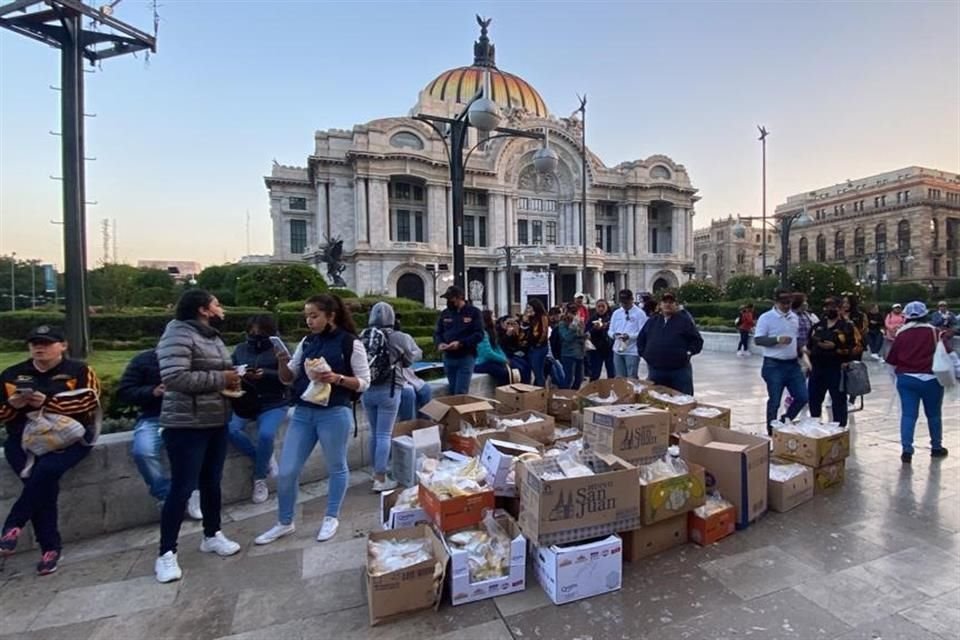 Ahí les dieron tortas y plátanos.