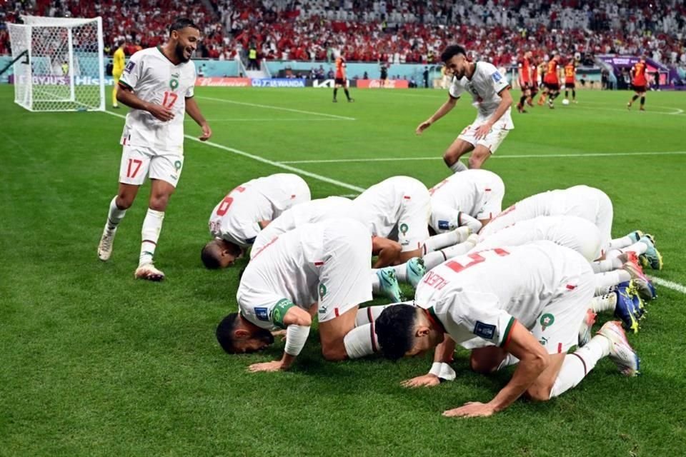 Para el festejo del primer gol, los jugadores de Marruecos pusieron la frente en el pasto.