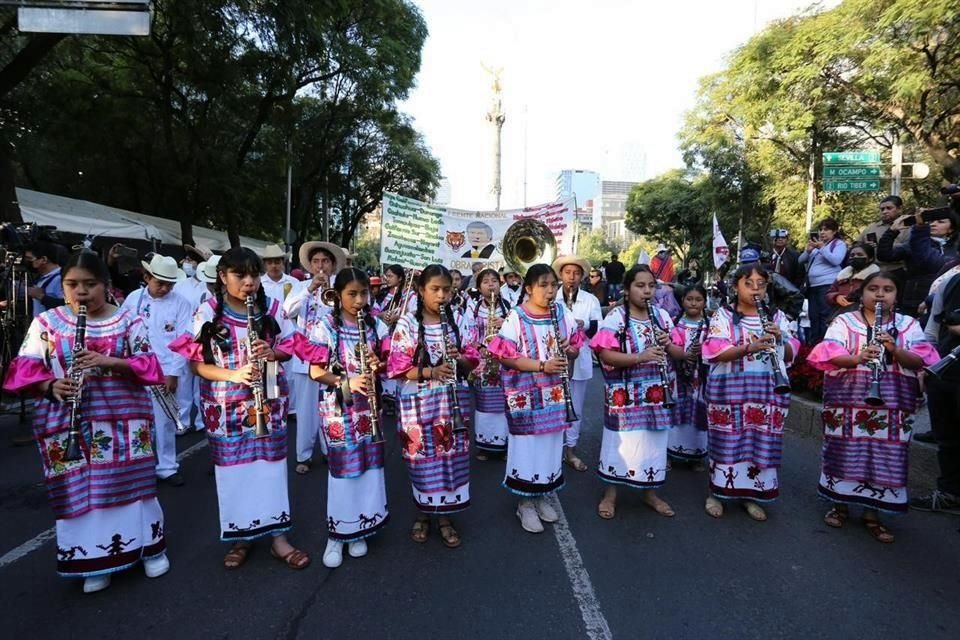 Banda de viento conformada por mujeres oaxaqueas que portaba huipil.