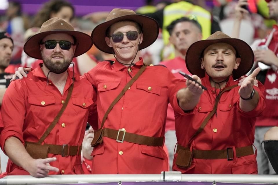 Con una vestimenta tipo traje militar, aficionados canadienses llegaron al partido contra Croacia.