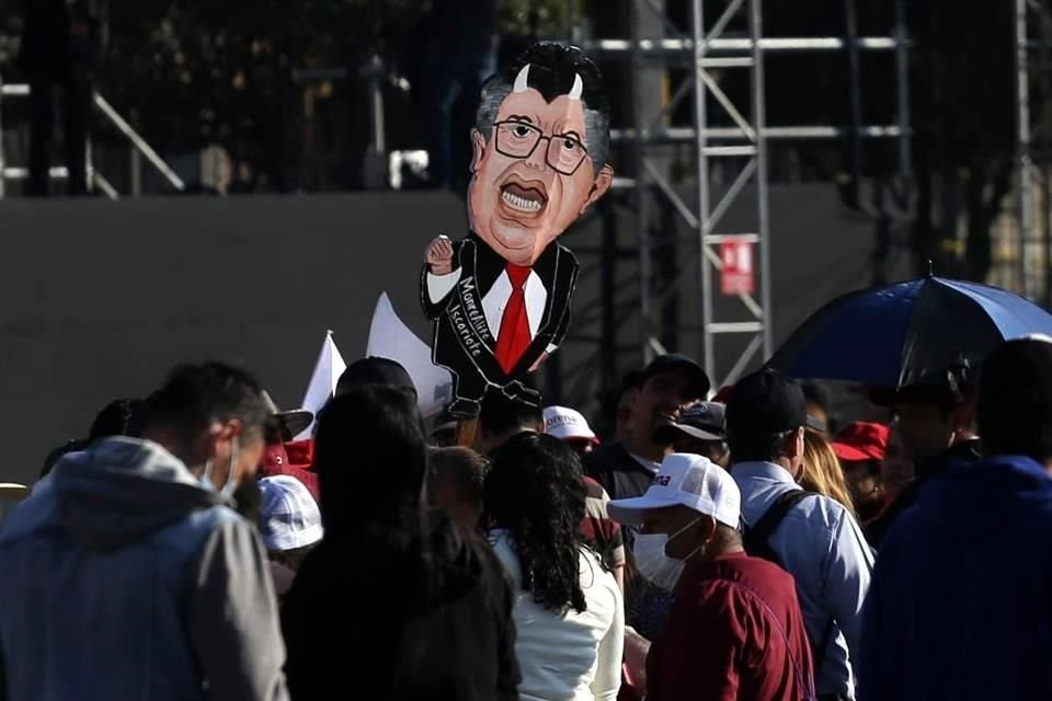 Con cuernos y vestido de vampiro, as personificaron al senador Ricardo Monreal, tambin morenista.