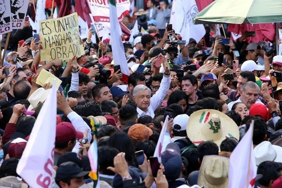 Corcholatas intentan abrir paso entre el contingente para que pase López Obrador.