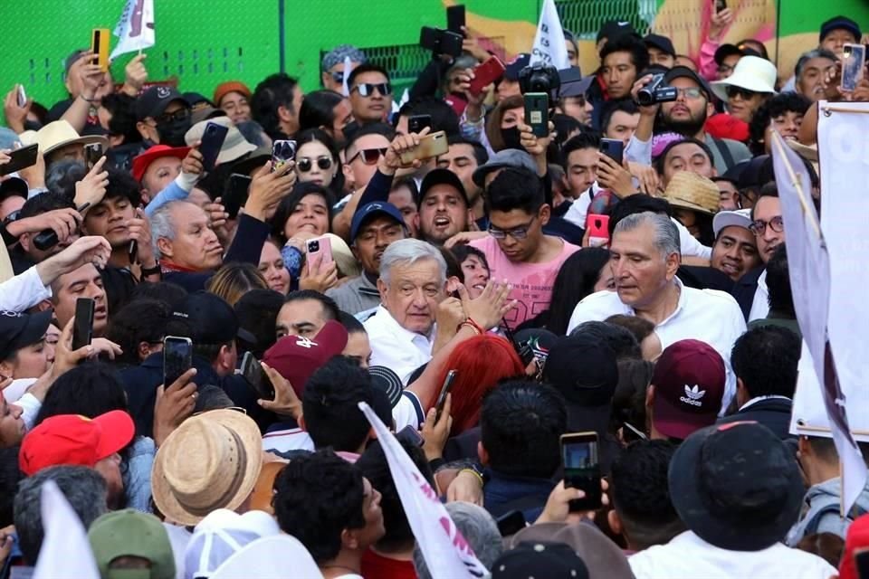 Entre la multitud, algunos simpatizantes pidieron abrir paso para dejar avanzar a AMLO.