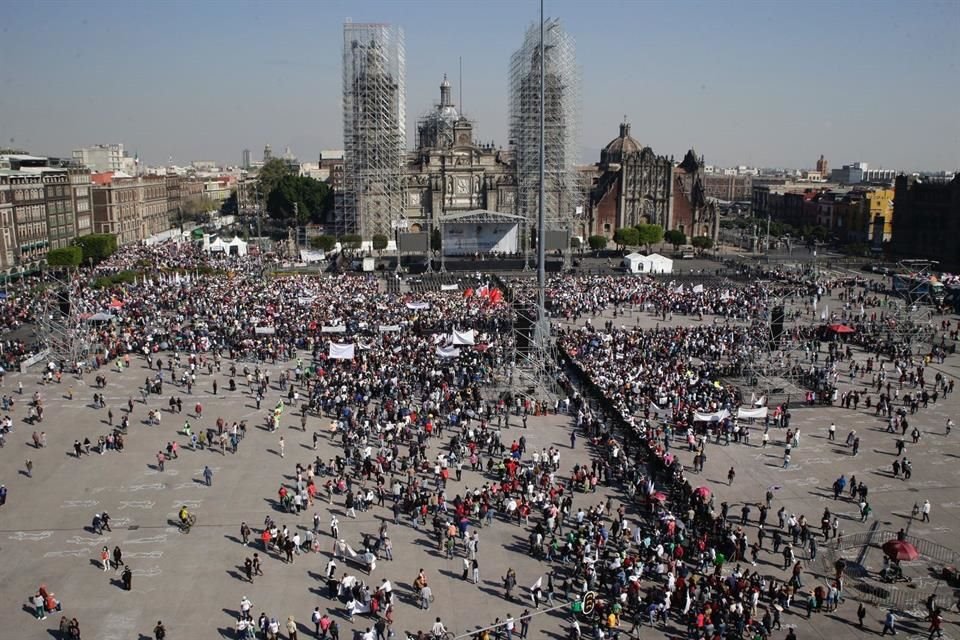 Contingentes traídos por diputados federales, de organizaciones y de diversos estados llegan al Zócalo de CDMX antes del arribo de AMLO.