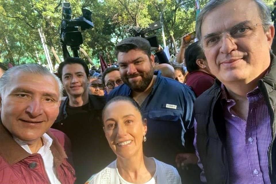 'Unidos esperando a nuestro Presidente', poste Claudia Sheinbaum, quien aparece con Adn Augusto Lpez y Marcelo Ebrard.