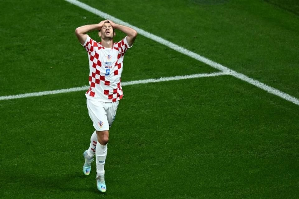 El delantero croata Andrej Kramaric reaccionó después de que le anularon su gol durante el Qatar 2022.
