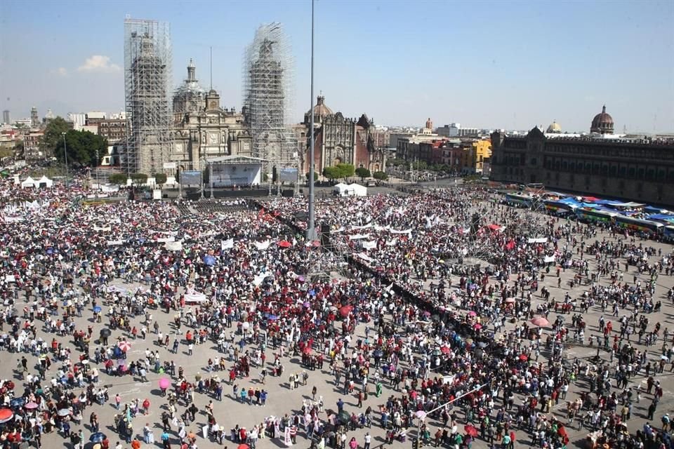 Contingentes traídos por diputados federales, de organizaciones y de diversos estados llegan al Zócalo de CDMX antes del arribo de AMLO.