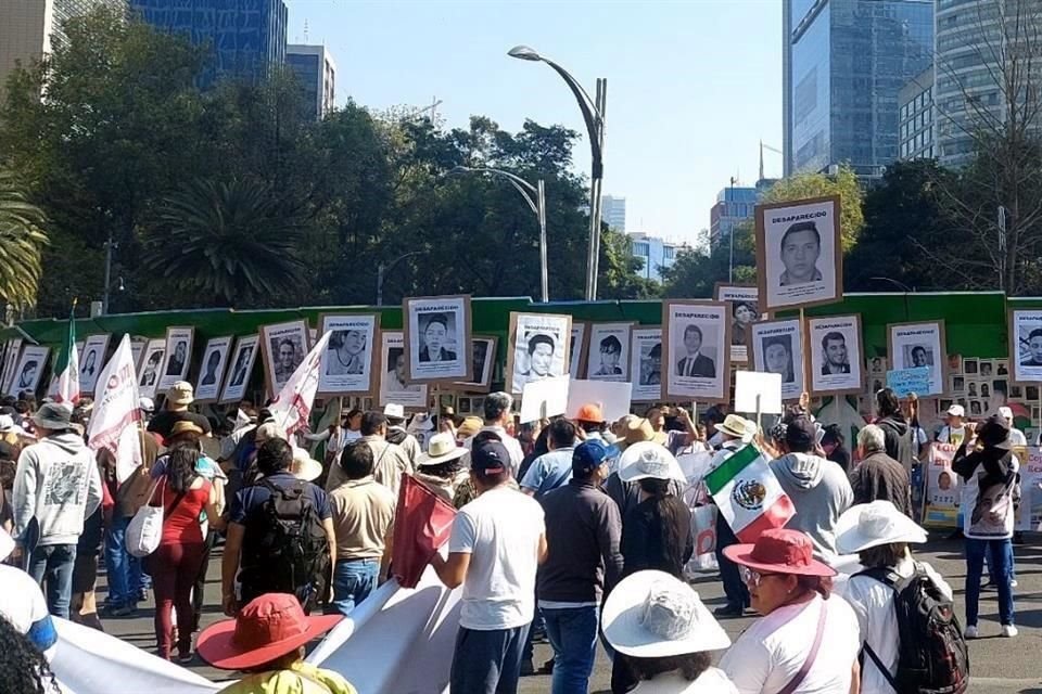 La intención de la protesta es que AMLO vea los rostros de las personas desaparecidas.