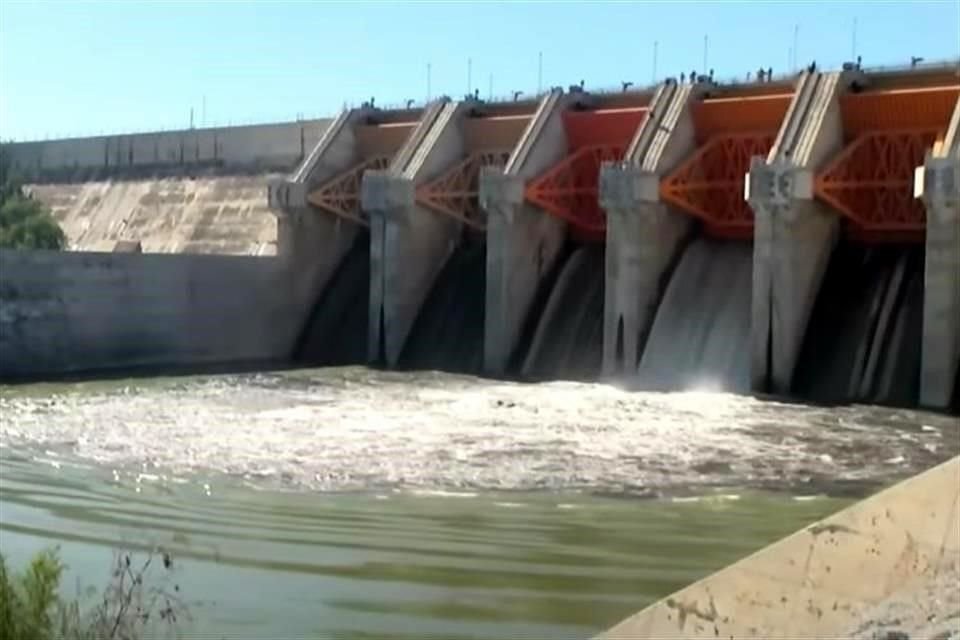 La Comisión Nacional del Agua abró al mediodía las compuertas de El Cuchillo, con lo que se inició el trasvase hacia Tamaulipas.