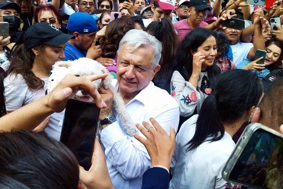 Durante su trayecto, el Presidente carg a una mascota que fue llevada a la contramarcha.