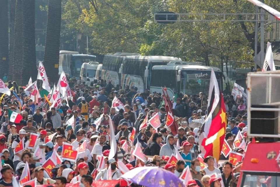 Tras dejar a sus pasajeros, los choferes aprovecharon para descansar, desayunar o hacer arreglos a sus vehículos.