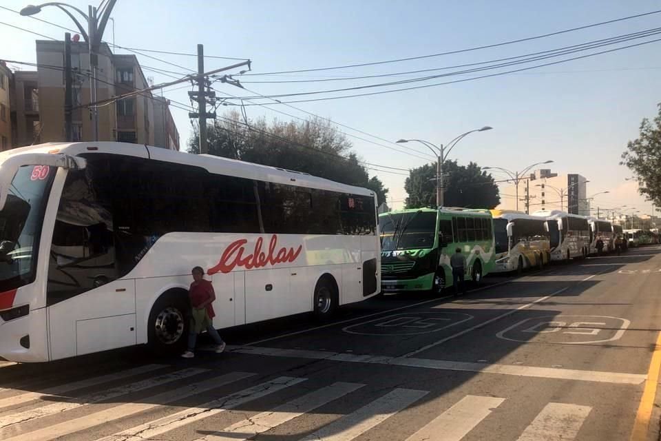 Algunos autobuses que trasladaron a simpatizantes del Presidente en la contramarcha estaban estacionados en doble fila.