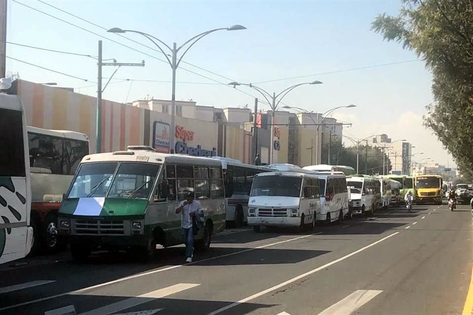 Los camiones bloquearon parte de la circulación en vialidades donde fueron estacionados.