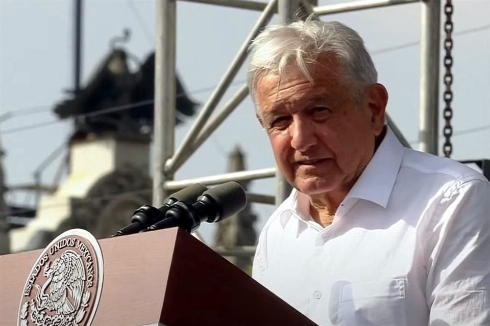 El Presidente López Obrador no descansó tras marchar cinco horas del Ángel de la Independencia al Zócalo capitalino.