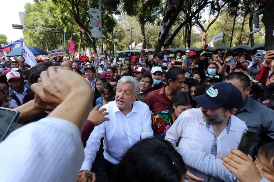 El Presidente López Obrador caminó a paso lento durante su marcha sobre Paseo de la Reforma y el Centro Histórico.