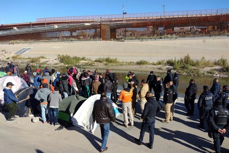 Unos 700 venezolanos fueron desalojados del campamento que mantenían a la orilla del Río Bravo en Ciudad Juárez por elementos de la Policía.