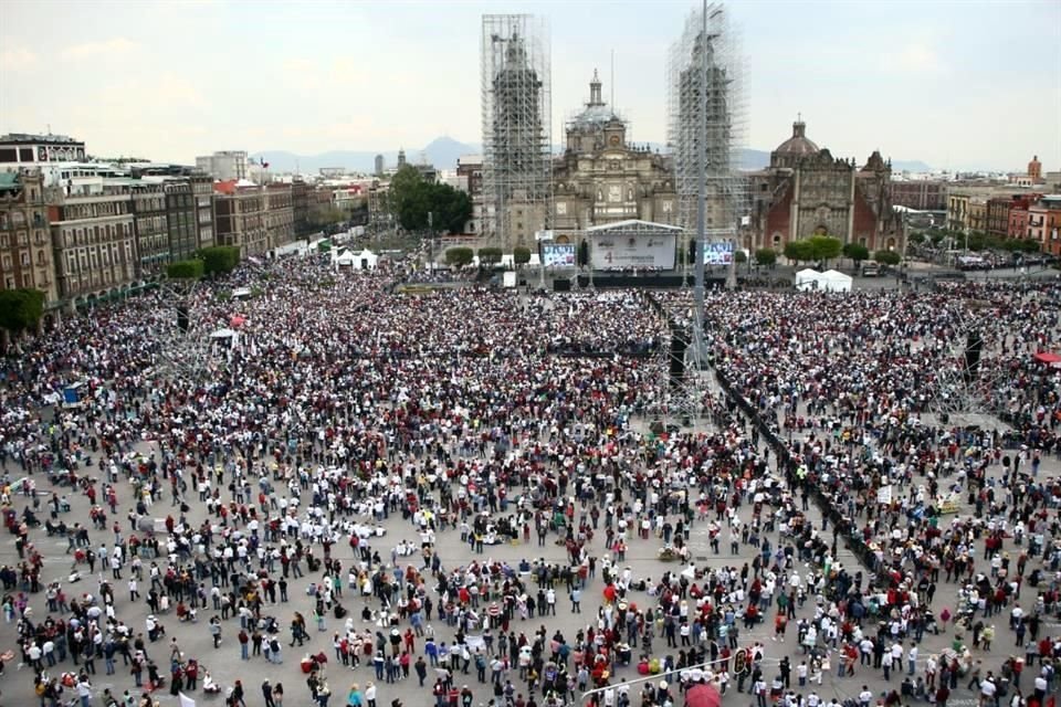 Asistentes a la marcha  se retiraron de la plancha del Zócalo antes de que finalizara el discurso del Presidente López Obrador.