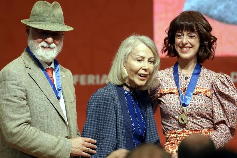 Alberto Manguel, Silvia Lemus e Irene Vallejo este domingo, durante la entrega de la Medalla Carlos Fuentes.