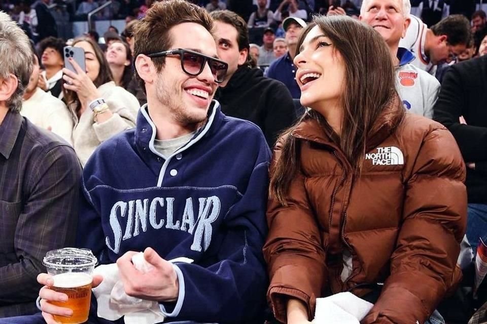 Pese a que aún no confirman personalmente su noviazgo, Emily Ratajkowski y Pete Davidson fueron captados juntos en un partido de basquet.