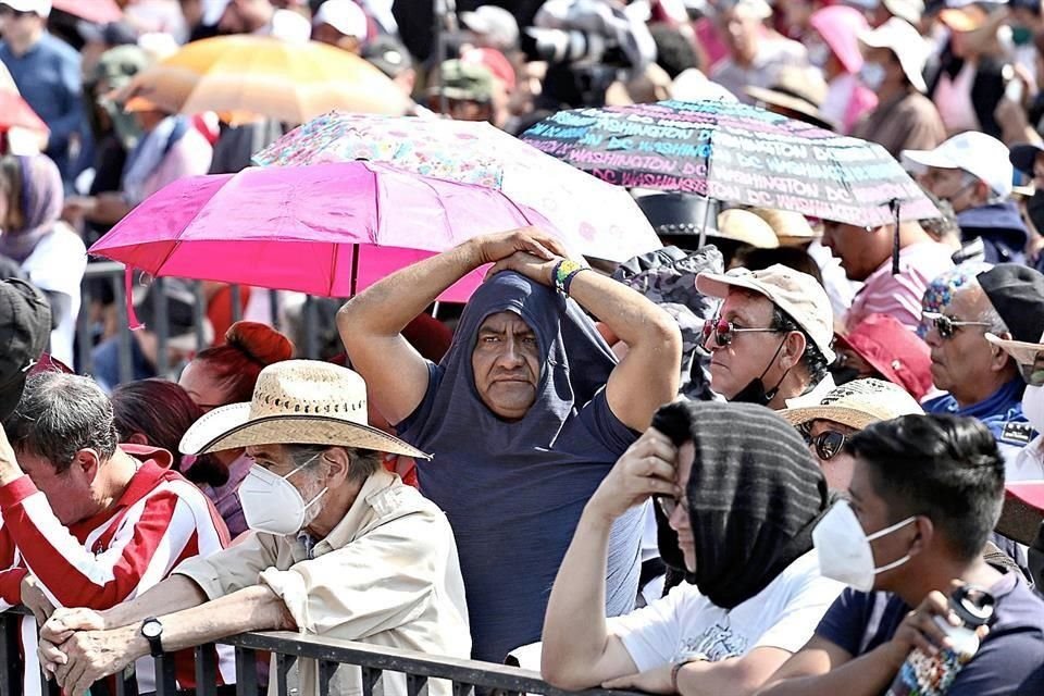 Algunos contingentes arribaron directamente a la plaza de la Constitución sin marchar, por lo que esperaron más.